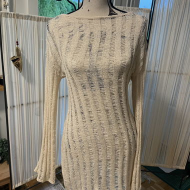 Robe beige en maille à manches longues