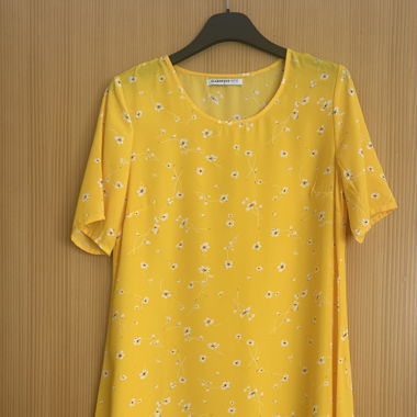 Petite robe jaune légère à fleurs 