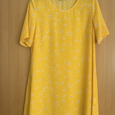 Petite robe jaune légère à fleurs 