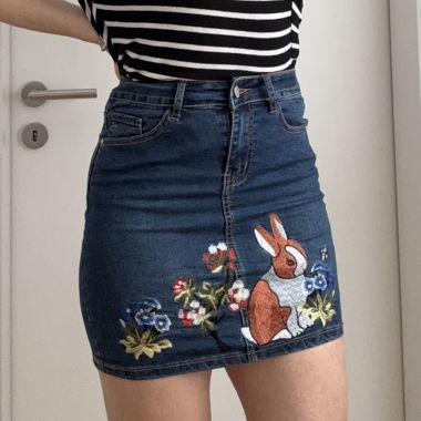 Bestickter Denim-Minirock mit Hase