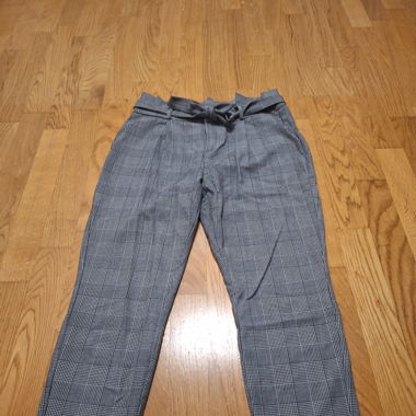 Karierte Hose mit Gürtel