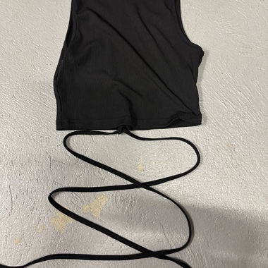 Top corto nero con lacci