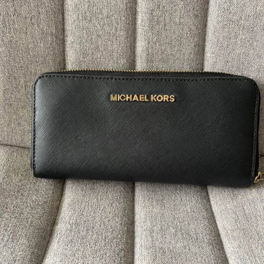 Portafoglio Michael Kors classico con elegante dettaglio logo