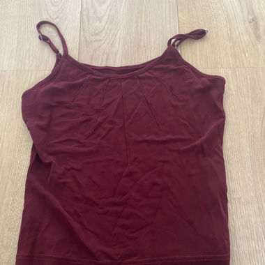 Top bordeaux con spalline sottili