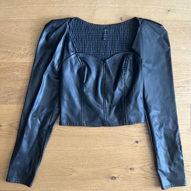 Haut en simili-cuir noir