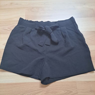 Schwarze NAF NAF-Shorts mit Gürtel