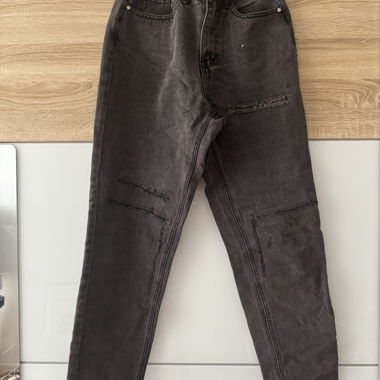 Jeans Mom noirs avec détails usés