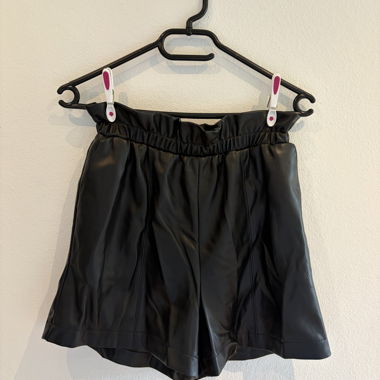 Schwarze Shorts aus Kunstleder