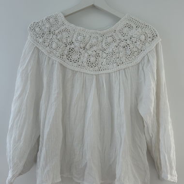 Blusa bianca con dettagli all'uncinetto