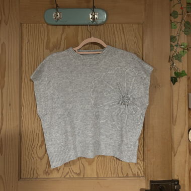 Gilet di maglia grigio chiaro con dettaglio floreale