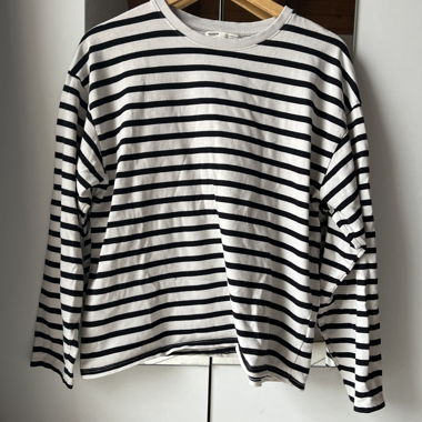 T-shirt a maniche lunghe a righe nero e bianco