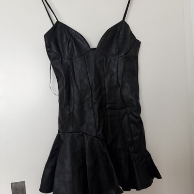 Robe mini en simili cuir noir