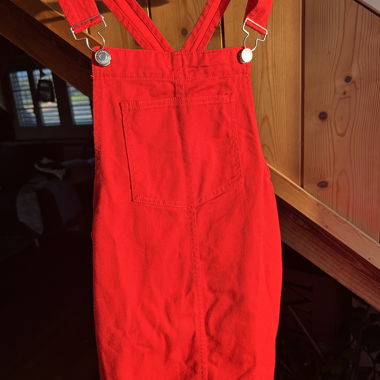 Rote Latzhose