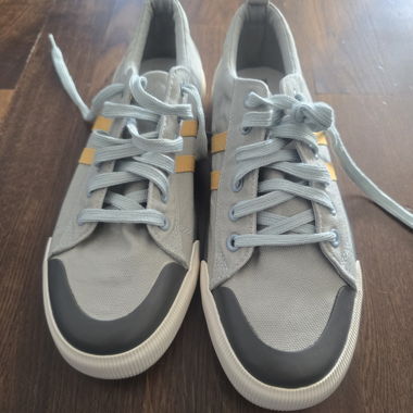 Nouvelles chaussures taille 42