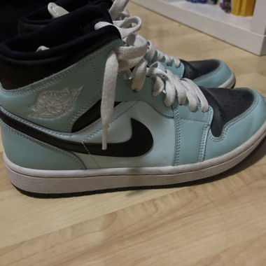 Hellblaue Jordans