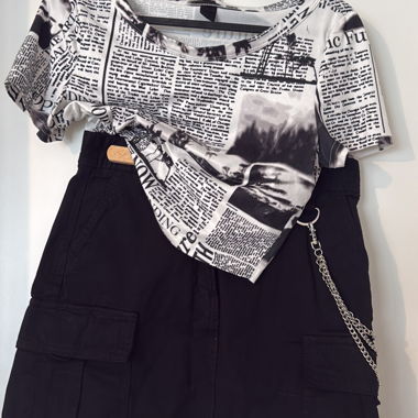 Ensemble jupe cargo noire et top imprimé