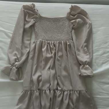Beiges Kleid mit Puffärmeln 