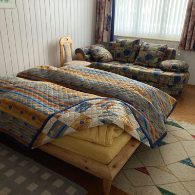Holzbett mit Matratze