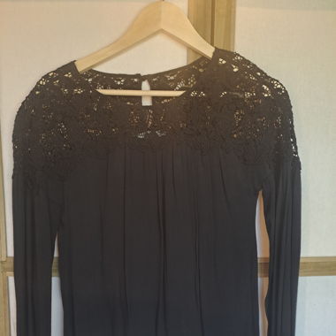 Pull noir avec dentelle