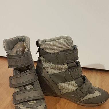 Turnschuhe mit integriertem Keilabsatz