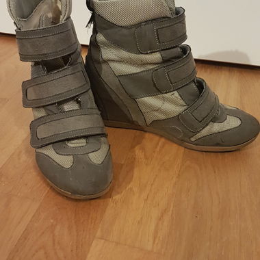 Turnschuhe mit integriertem Keilabsatz