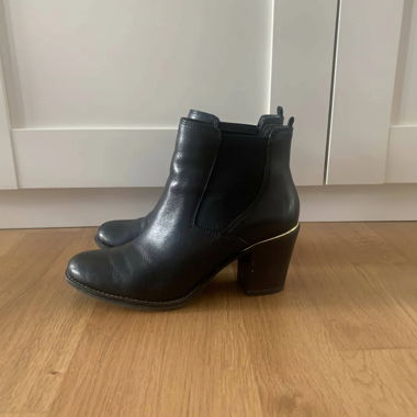 Scarpe con tacco eleganti nere con dettaglio dorato