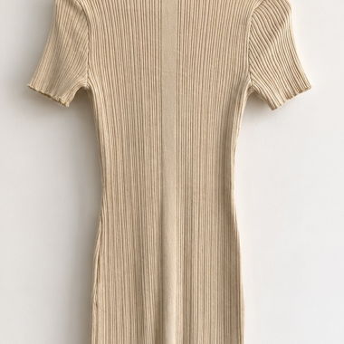 Robe en maille beige à motif côtelé