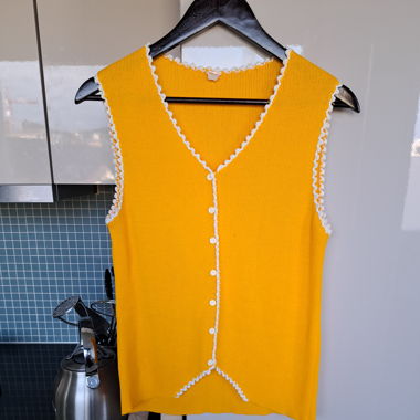 Cardigan without sleeve