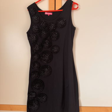 Sleeveless black dress with raised flowers