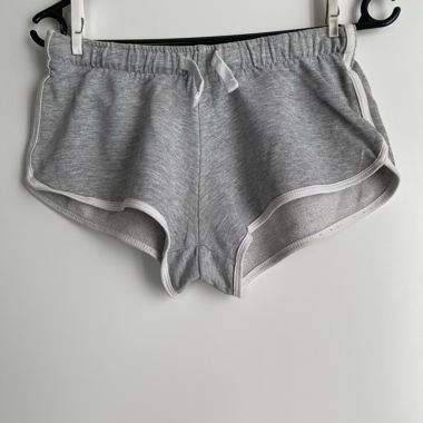 Graue Shorts