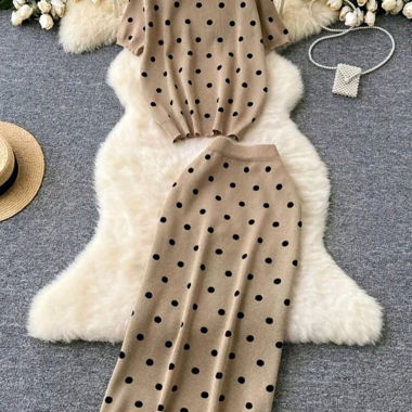 Completo beige a pois