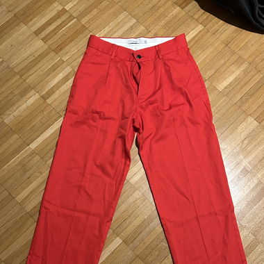 Rote Stoffhose