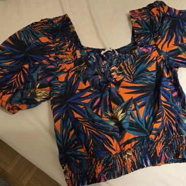 Top corto con motivo tropicale