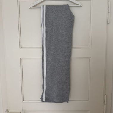 pantaloni da allenamento grigi con striscia bianca