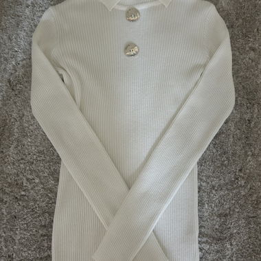 Weisser Strickpullover mit Kragen