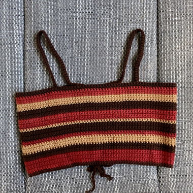 Handgestricktes gestreiftes Cropped Top