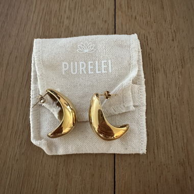 Gold-colored teardrop earrings