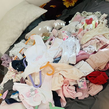 viele Babybekleidungen