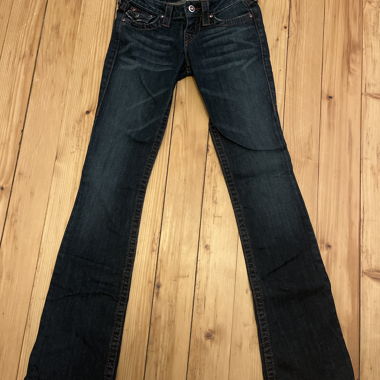 Dunkelblaue True Religion flared low jeans
