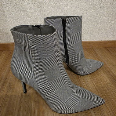 Karierte Stiefeletten mit Absatz