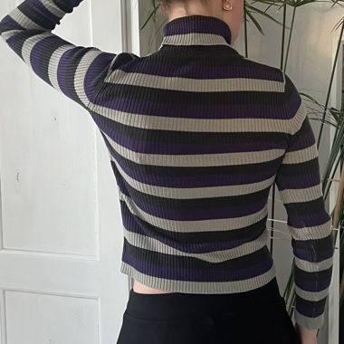  gestreifter Rollkragenpullover