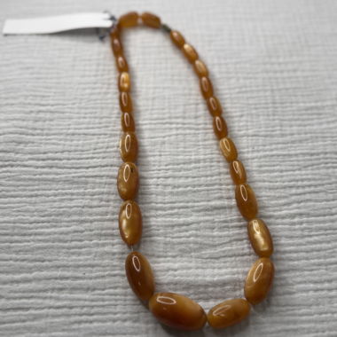 Kette mit bernsteinfarbenen Perlen
