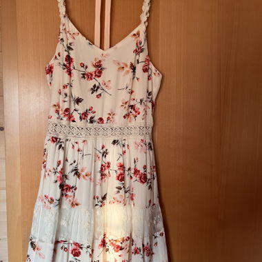 Blumenkleid mit Spitze