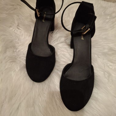 Scarpe nere con cinturino