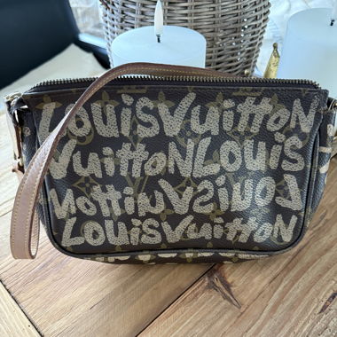Louis Vuitton Pochette