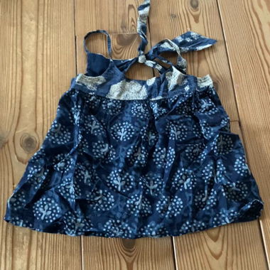 Haut bleu à motif