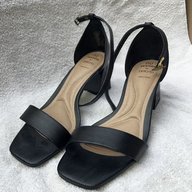 Black heels, Seaside