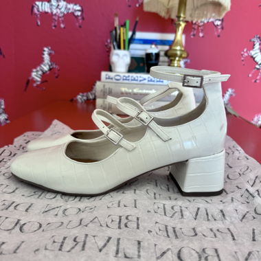 Mary Janes blanches