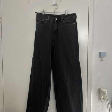 Weekday Ample Low Loose schwarze Jeans