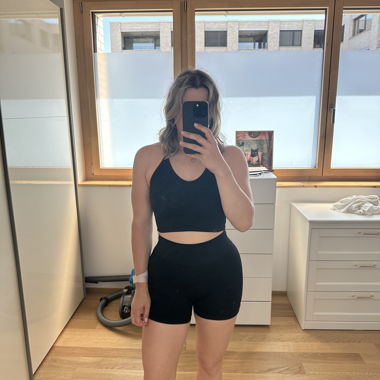 Ensemble de sport noir avec shorts